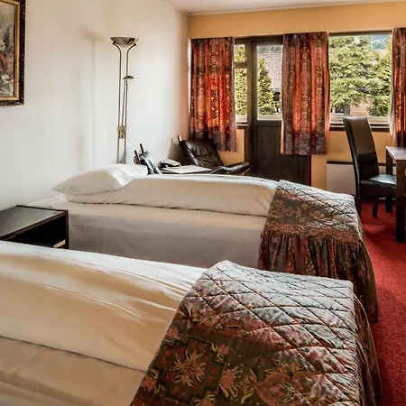 Sande Gjestgiveri Hotel *